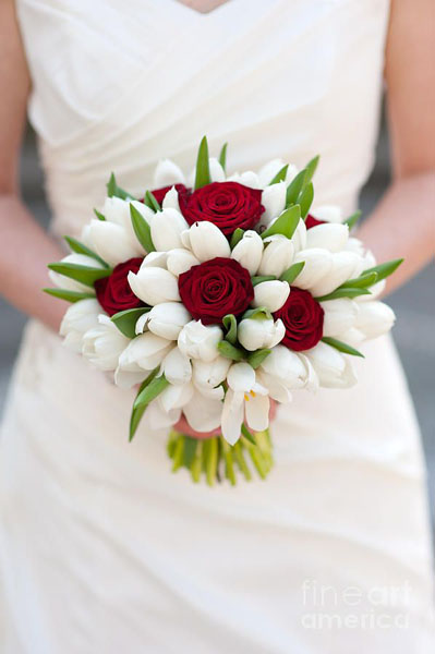 buchet de trandafiri cu lalele albe si trandafiri rosii