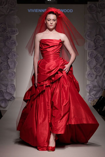 rochie de mireasa rosie Vivienne Westwood