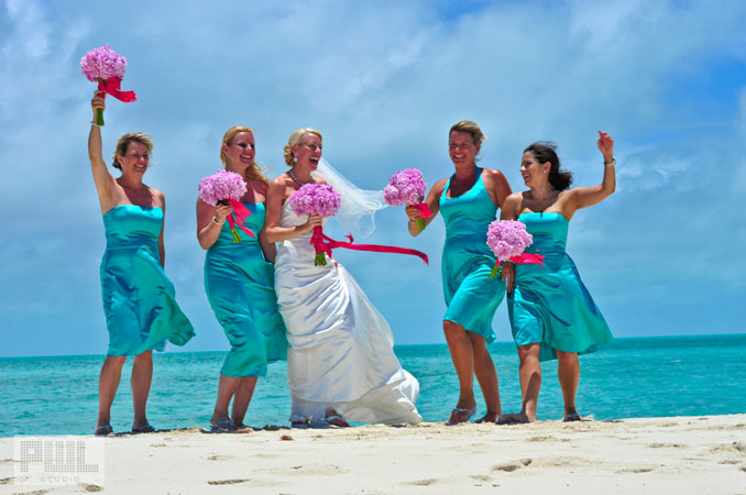 Rochii albastre pentru domnisoarele de onoare pentru nuntile pe plaja
