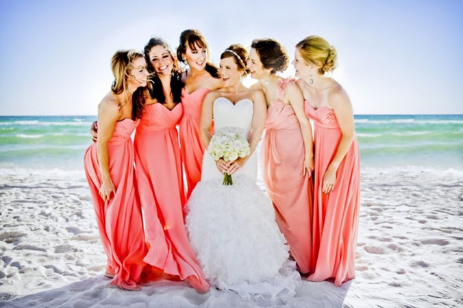 Rochii rosii pentru domnisoarele de onoare pentru nunta pe plaja