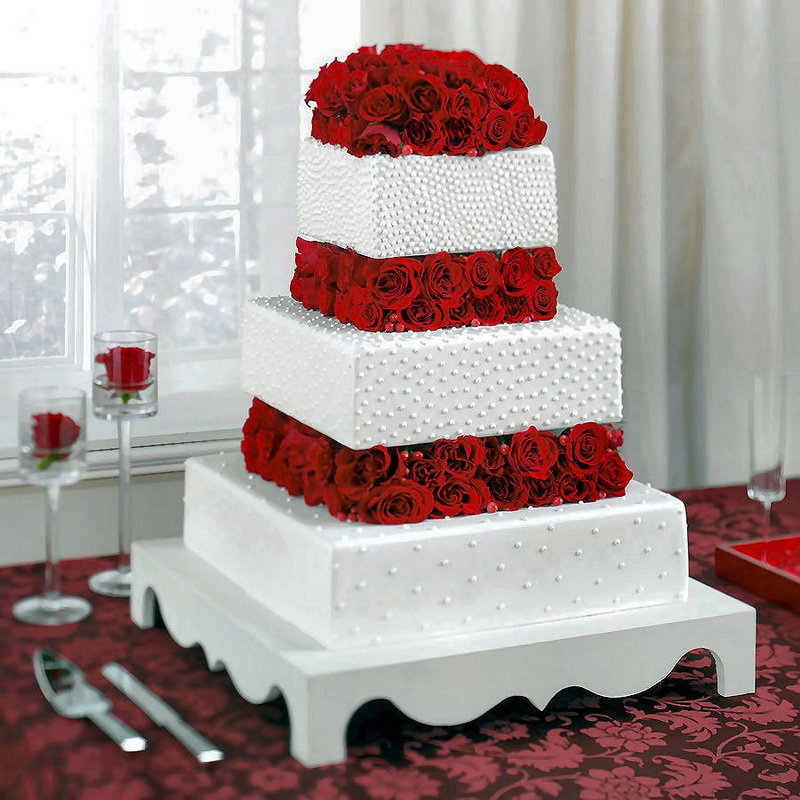tort de nunta alb cu trandafiri rosii