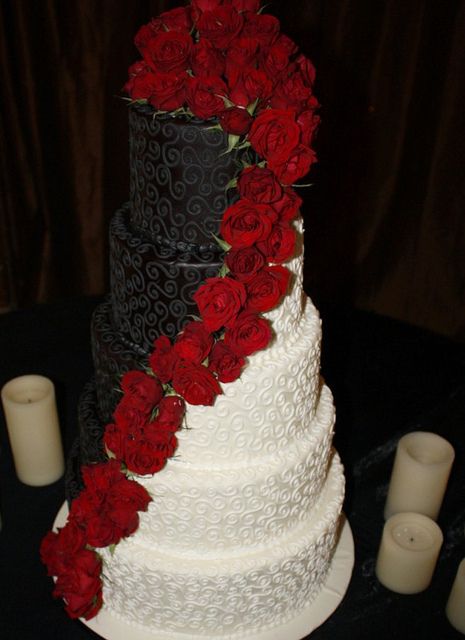 tort negru si alb cu flori rosii
