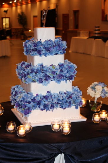 tort de nunta cu flori albastre