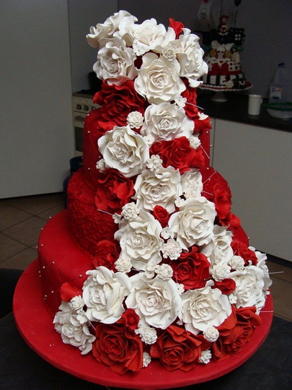 tort de nunta frumos cu trandafiri
