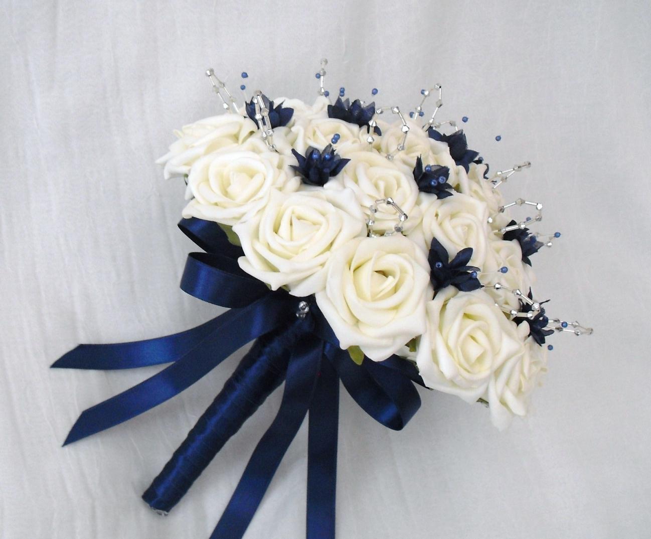 buchet mireasa cu trandafiri albi si albastru
