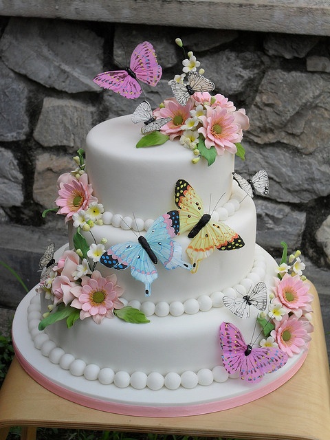 tort pentru nunta elegant cu flori si fluturi
